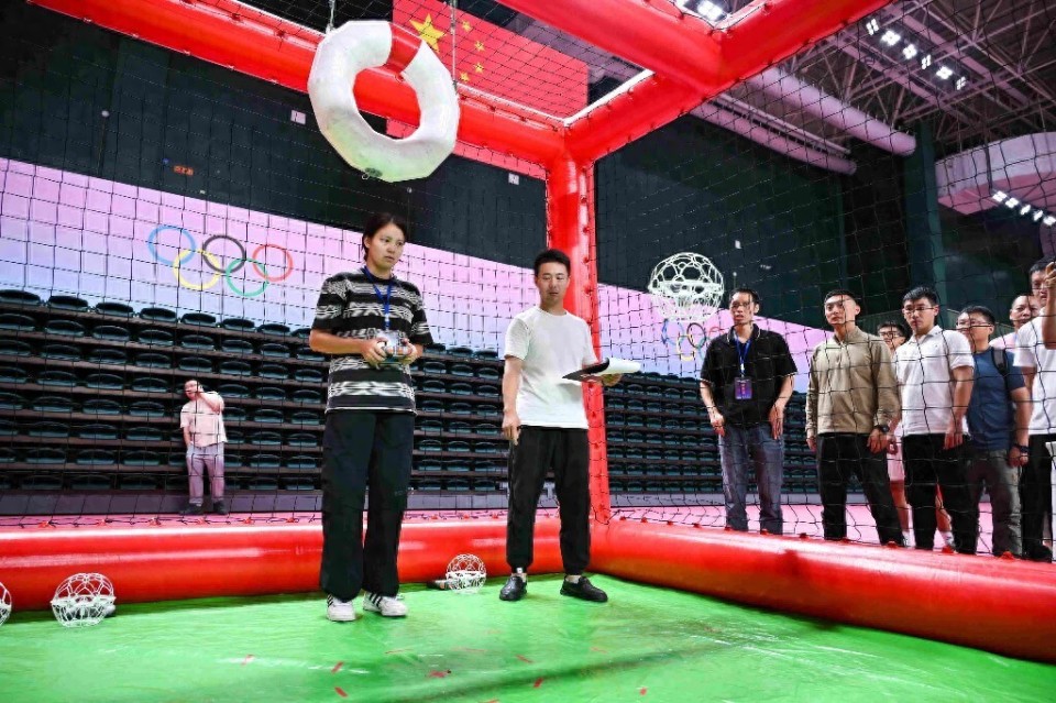 比赛中, 年成都市体, 吸引了大批